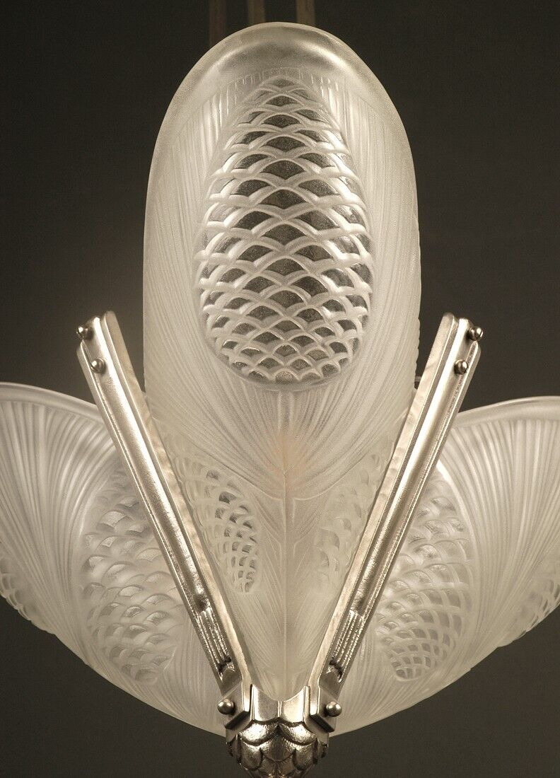 レオン・ユゲ、ドゥゲ アールデコ調シャンデリア シルバーメッキブロンズと型押しガラスのペンダントライト