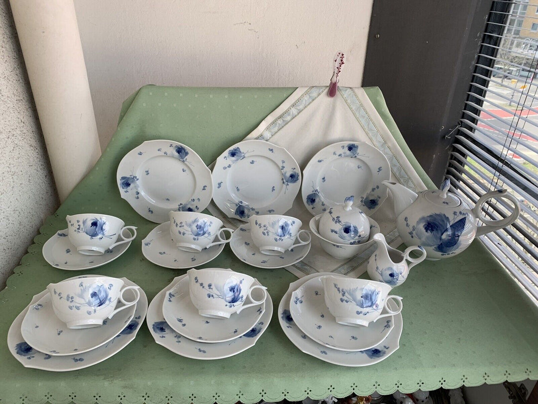 青色と白色の花模様の茶器 青色と白色の花模様の茶器 青と白の花模様の中国