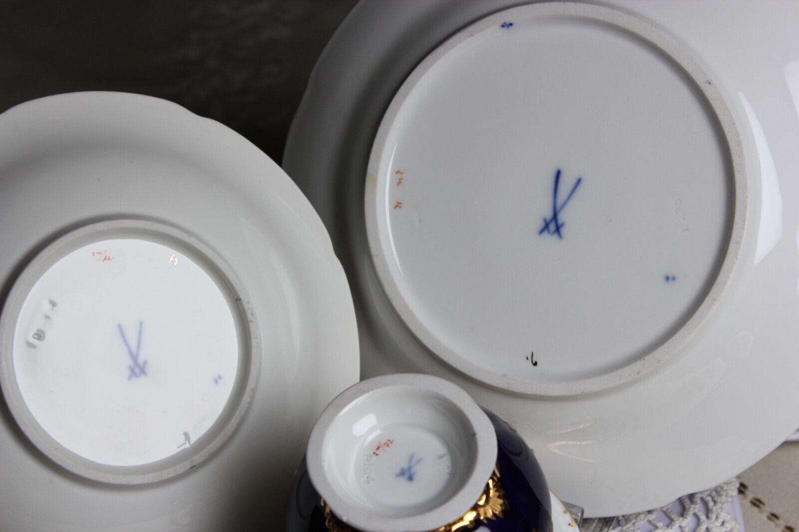 マイセン Bフォーム 花の絵が散りばめられたコバルトブルーの金縁