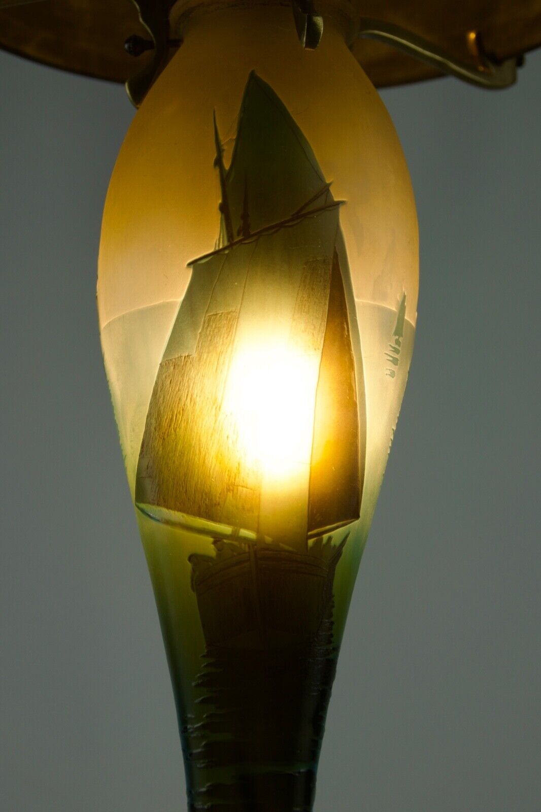 エミールガレ 「カモメと帆船」のアールヌーボー時代のアンティークテーブルランプ 1910年頃の作品