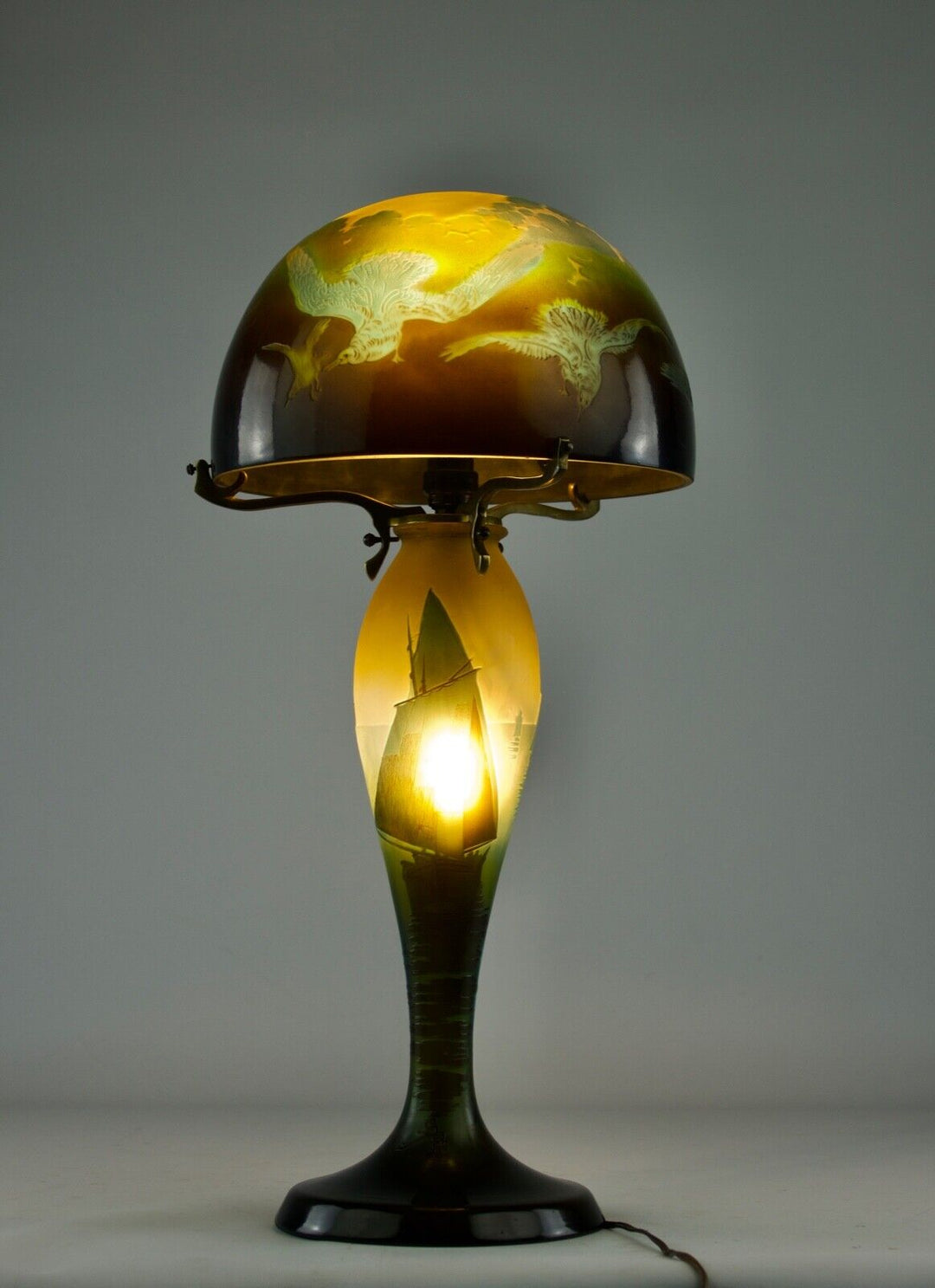 エミールガレ 「カモメと帆船」のアールヌーボー時代のアンティークテーブルランプ 1910年頃の作品