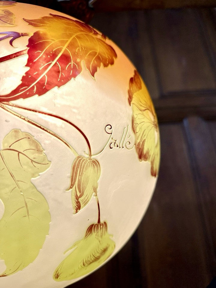 エミール・ガレ - アブチロンをあしらったペンダントライトまたは天井照明、アール・ヌーヴォー様式のシャンデリア