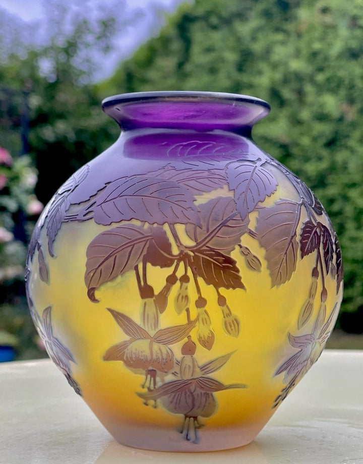 エミールガレ　フクシアの花が描かれたスクエア型の花瓶