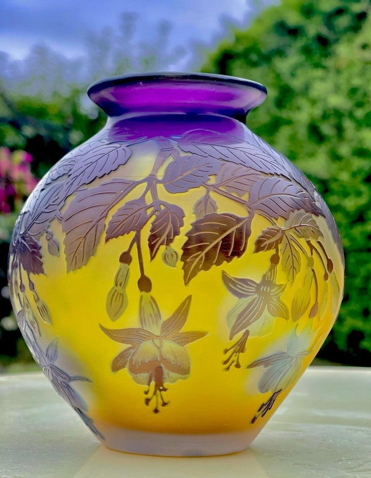 エミールガレ　フクシアの花が描かれたスクエア型の花瓶