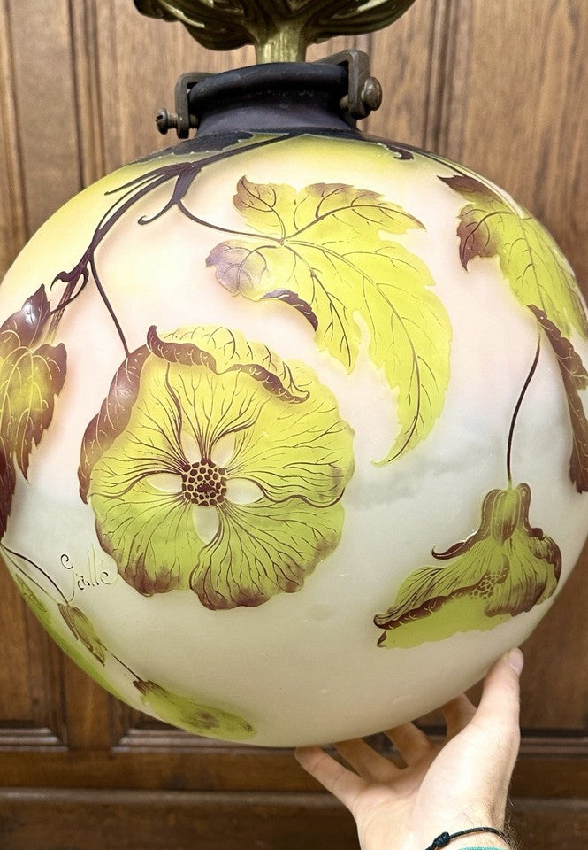 エミール・ガレ - アブチロンをあしらったペンダントライトまたは天井照明、アール・ヌーヴォー様式のシャンデリア