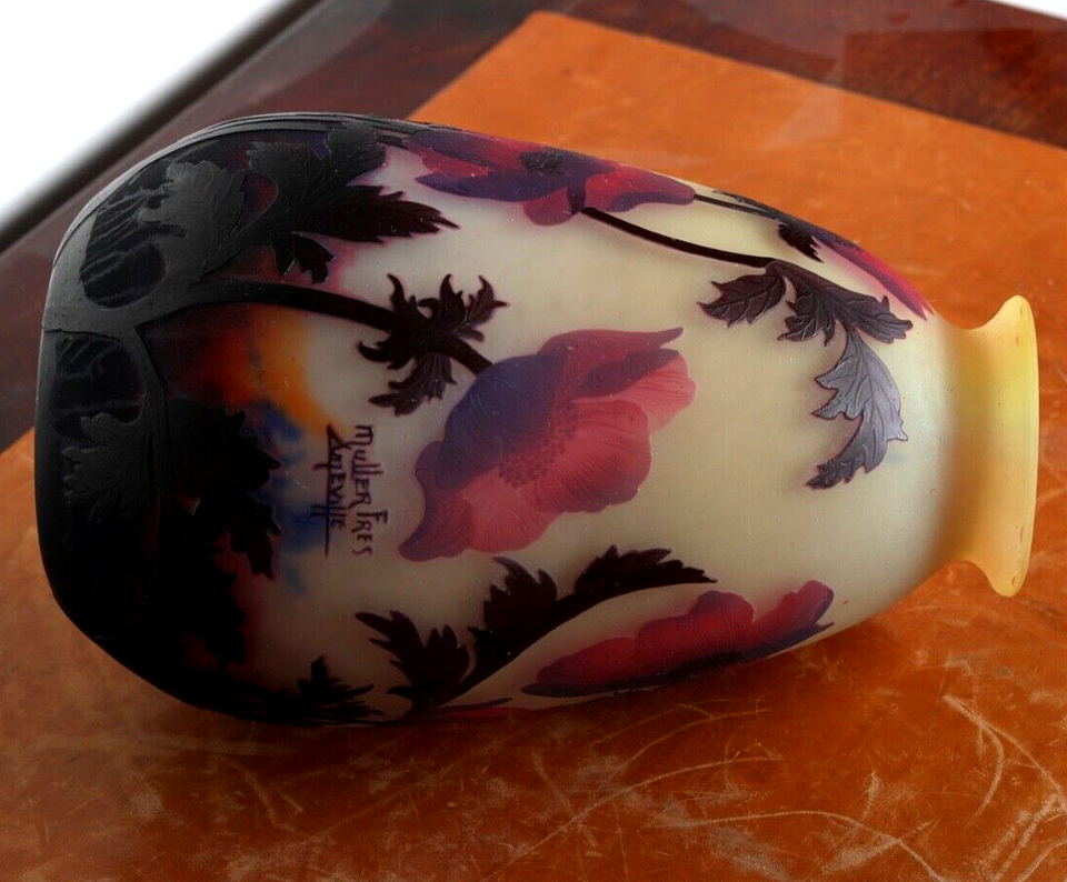 ミューラー兄弟　貴重な赤いアネモネの花瓶