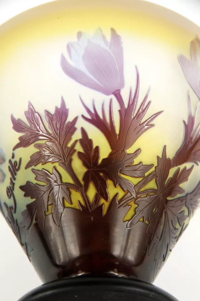 エミールガレ オキナグサの花が描かれている花瓶