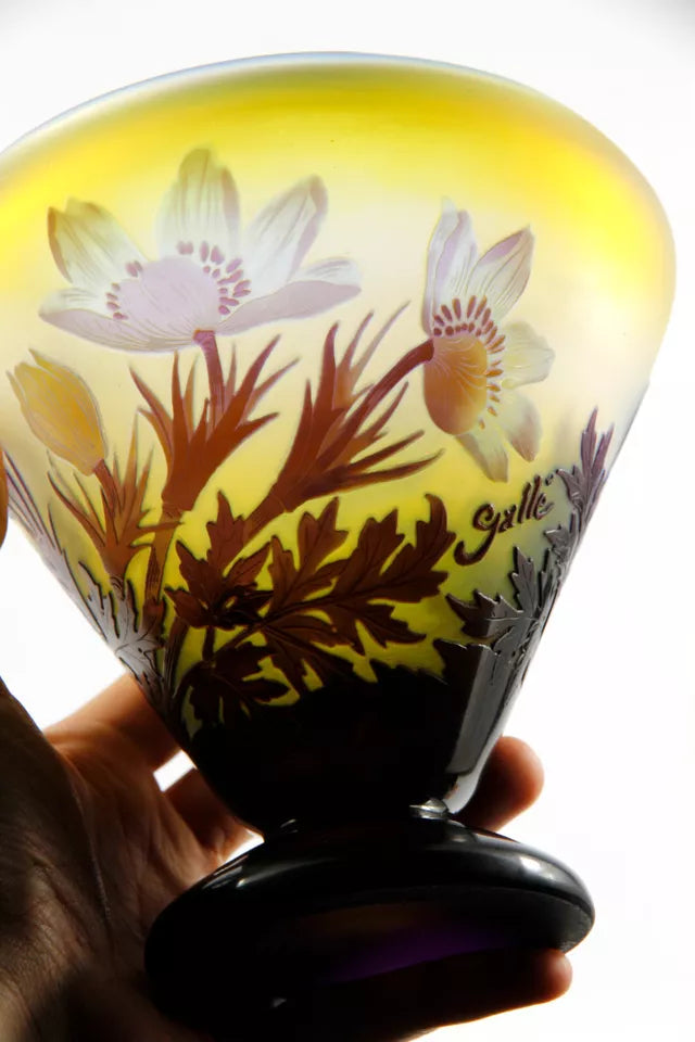 エミールガレ オキナグサの花が描かれている花瓶
