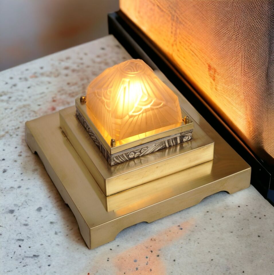 シュナイダー兄弟　アンティークテーブルランプ「THE EGYPT」真鍮ランプ　アールデコスタイルのベッドサイドランプ