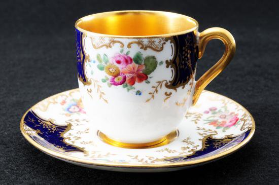 ０４３　金彩藍手彩色風景図紋　キャビネットカップ