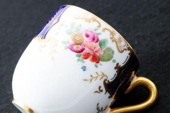 ０４３　金彩藍手彩色風景図紋　キャビネットカップ