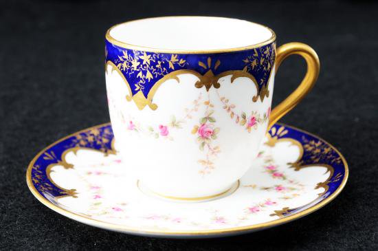 ０２８　金彩藍地花装飾紋図　デミタスカップ＆ソーサー