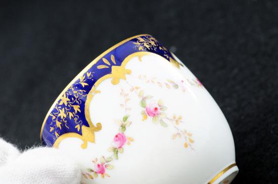 ０２８　金彩藍地花装飾紋図　デミタスカップ＆ソーサー