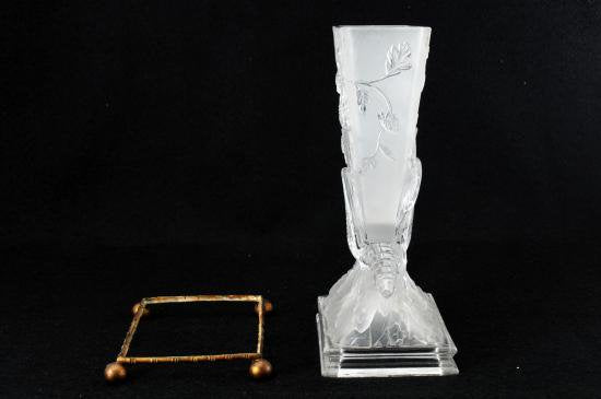 １８０　超博物館級 バカラ baccarat 社製 バッタ草花紋プレス成形花瓶