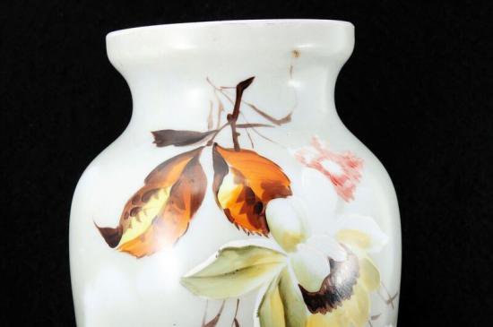 ２００　バカラ オパーリンクリスタル製手彩色花図飾壷 マグノリアの花