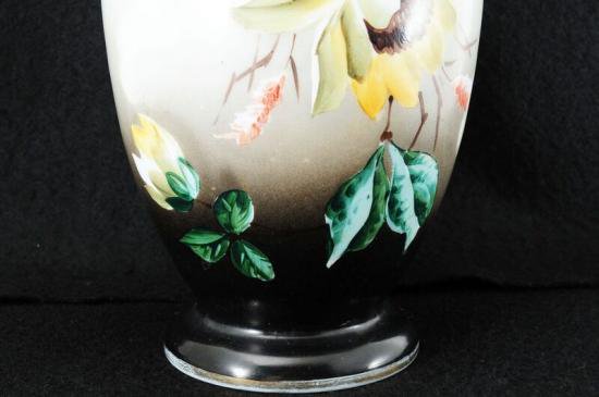 ２００　バカラ オパーリンクリスタル製手彩色花図飾壷 マグノリアの花