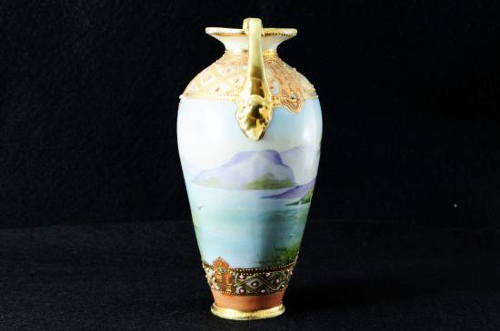 ０３２　オールドノリタケ・金盛上風景図ジュエル飾壷
