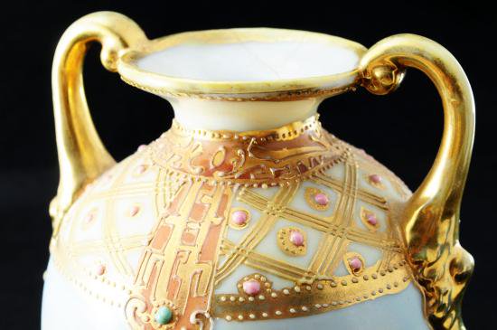 ０３２　オールドノリタケ・金盛上風景図ジュエル飾壷