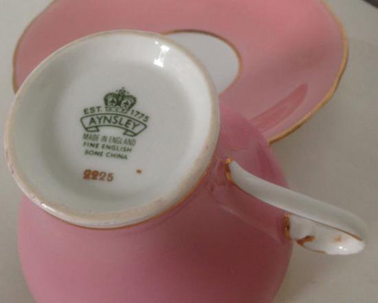 １４０　エインズレイ　カップ＆ソーサー　ピンクとゴールド　バラの花束模様