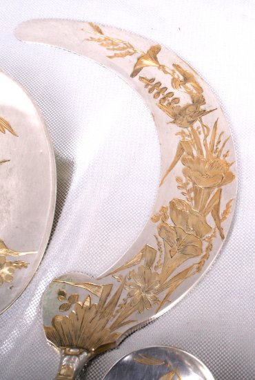 ００１　アンティークシルバー   ヴェルメイユされた純銀食器デザートサーヴァーセット  蝶と鳥の彫刻入り ミネルヴァ刻印有
