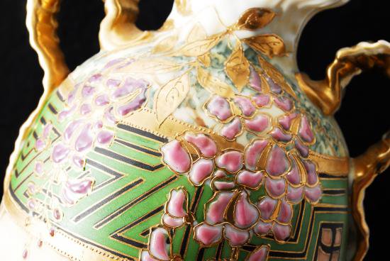 ０４２　里帰り　オールドノリタケ・金盛手彩色藤花図両耳飾壺