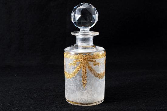 ２６１　バカラ ルイ16世様式ボール型フタ付リボン柄クリスタル香水瓶 小