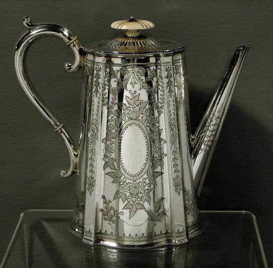 ０２２　シルバーポット スターリングシルバーの英国式コーヒーポット 1883年製