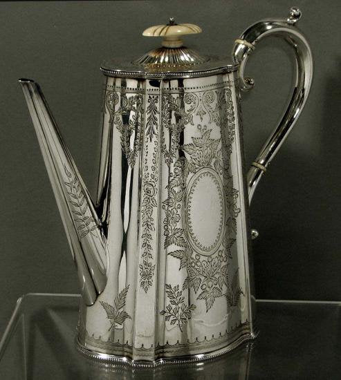 ０２２　シルバーポット スターリングシルバーの英国式コーヒーポット 1883年製