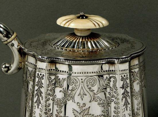 ０２２　シルバーポット スターリングシルバーの英国式コーヒーポット 1883年製