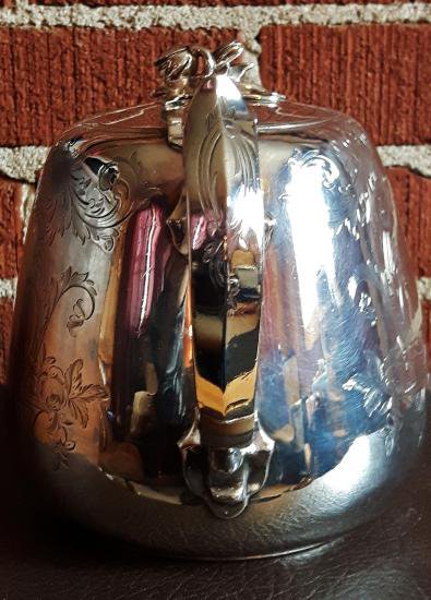 ０２６　シルバーポット ビクトリア調のスターリングシルバー ティーポット 1857年製