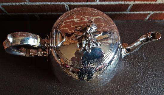 ０２６　シルバーポット ビクトリア調のスターリングシルバー ティーポット 1857年製