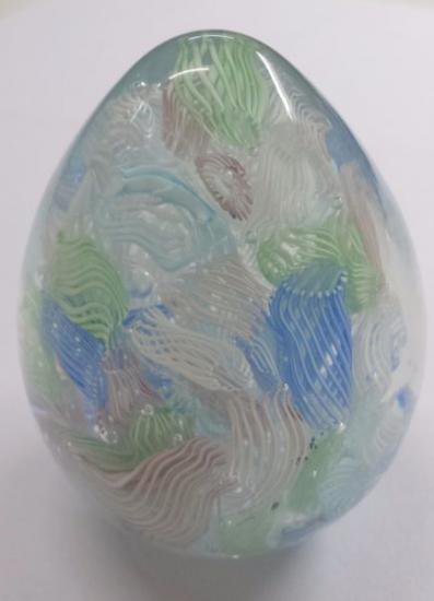 １２８　ヴィンテージのムラノガラスの卵型ペーパーウェイト　エンドオブデイ　ラッティチーノリボン