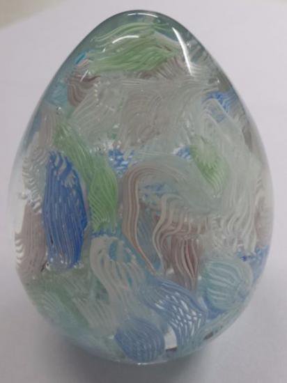 １２８　ヴィンテージのムラノガラスの卵型ペーパーウェイト　エンドオブデイ　ラッティチーノリボン