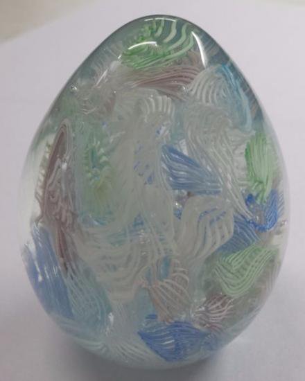 １２８　ヴィンテージのムラノガラスの卵型ペーパーウェイト　エンドオブデイ　ラッティチーノリボン