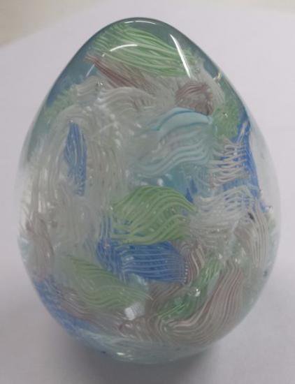 １２８　ヴィンテージのムラノガラスの卵型ペーパーウェイト　エンドオブデイ　ラッティチーノリボン