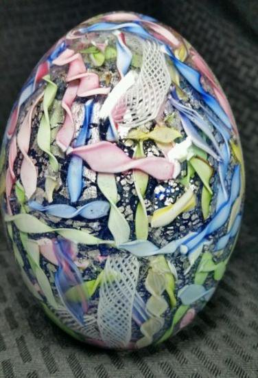 １６６　アンティークムラノガラスの卵型ペーパーウェイト　コバルトグリーン　ピンク　シルバー