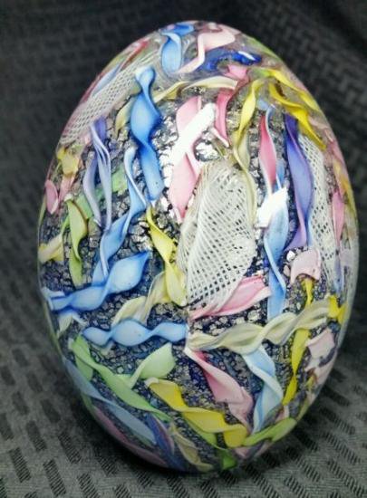 １６６　アンティークムラノガラスの卵型ペーパーウェイト　コバルトグリーン　ピンク　シルバー