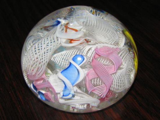 １８４　イタリア製ムラノガラスのペーパーウェイト　パステルカラーのツイストケーン