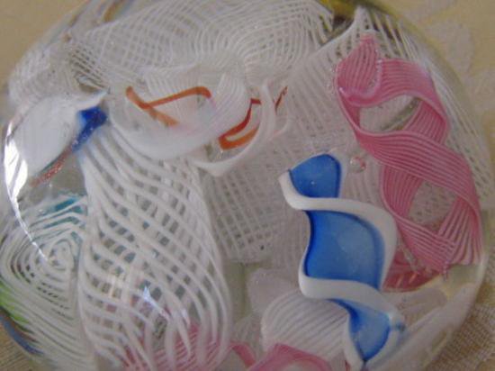 １８４　イタリア製ムラノガラスのペーパーウェイト　パステルカラーのツイストケーン