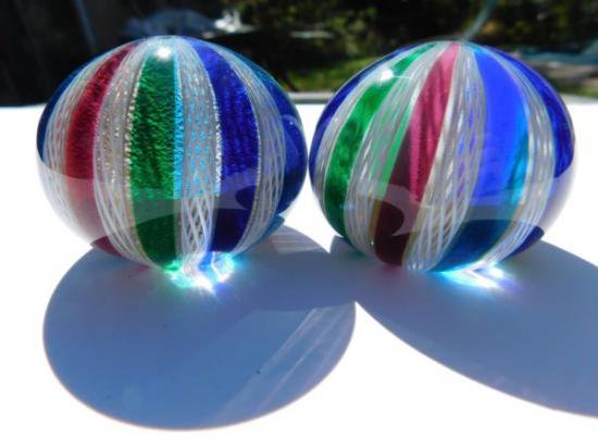 ２３７　イタリア製ムラノガラス　ペアのペーパーウェイト　ラッティチーノリボン