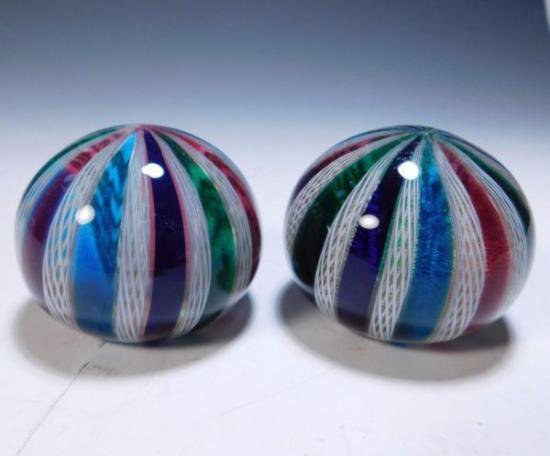 ２３７　イタリア製ムラノガラス　ペアのペーパーウェイト　ラッティチーノリボン