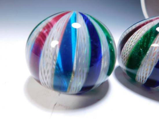 ２３７　イタリア製ムラノガラス　ペアのペーパーウェイト　ラッティチーノリボン