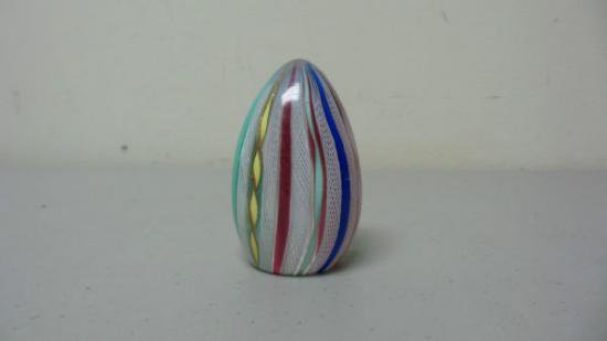 ３１３　ムラノガラス　卵型ペーパーウェイト　ラッティチーノ　リボン