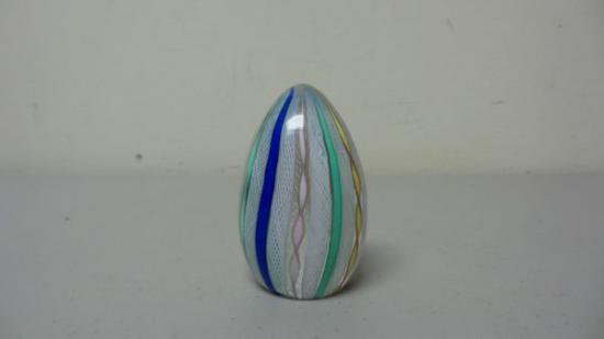 ３１３　ムラノガラス　卵型ペーパーウェイト　ラッティチーノ　リボン