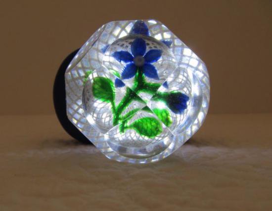 ３６８　アンティーク　青い花とラッティチーノのペーパーウェイト