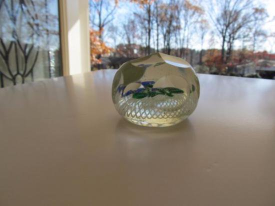 ３６８　アンティーク　青い花とラッティチーノのペーパーウェイト