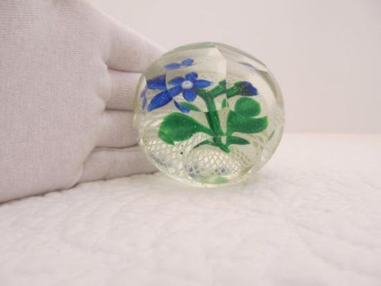 ３６８　アンティーク　青い花とラッティチーノのペーパーウェイト