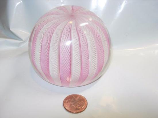 ３７６　ベネチアングラス　 ムラノガラス　ピンクと白のペーパーウェイト
