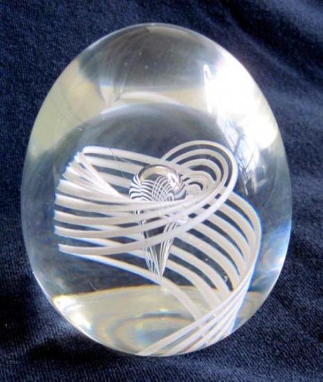 ４１６　スチューベンのガラスペーパーウェイト1952年作　～スワール模様、サイン入り
