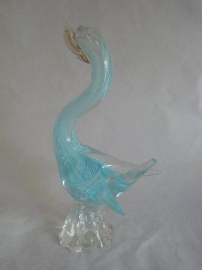 ４１９　吹きガラスのアヒル型ペーパーウェイト　～アクアブルーと白のラッティチーノ